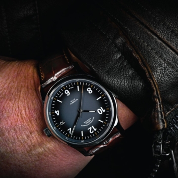 Lunova Date M1-43-16-LB - Premium German men’s watch | Define Watches